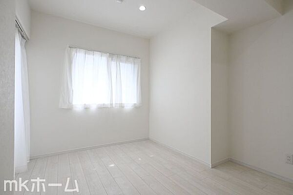 清潔感あふれる白い壁紙と木目のフローリングはクールでおしゃれな雰囲気を演出しします！