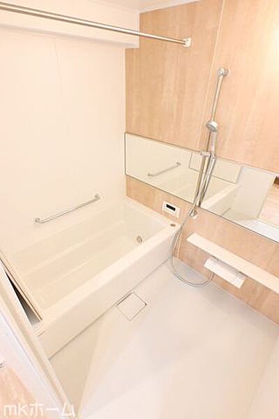 足を延ばし入浴できる大きな浴槽は一日の疲れを癒してくれる空間です！癒しのひと時をお過ごしください！