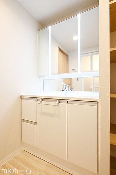 大きな鏡と洗面台が付いた洗面化粧台は収納も豊富！買い置きした日用品などまとめて収納する事が出来ます！
