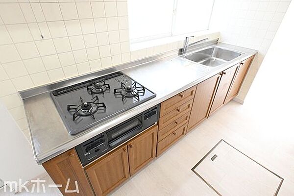 使い勝手の良いシステムキッチンを採用！作業スペースも広めにとられておりご家族でお料理が楽しめます！