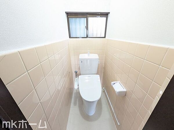 温水洗浄便座付きのトイレです！設備は新品に交換済みですので気持ちよくお住まい頂けます！