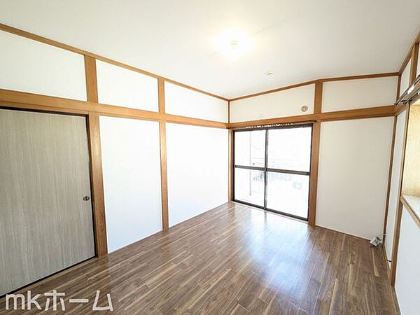 窓からの優しい光がお部屋に差し込みます！白で統一された洋室は多彩なインテリアにマッチします！