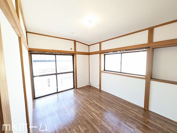シンプルな洋室はおしゃれで居心地の良い空間です！二面採光で柔らかい陽の光が差し込みます！