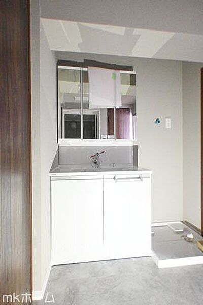 大きな鏡と洗面台が付いた洗面化粧台は収納も豊富！買い置きした日用品などまとめて収納する事が出来ます！