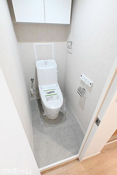 温水洗浄便座付きのトイレです！設備は新品に交換済みですので気持ちよくお住まい頂けます！
