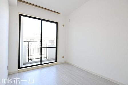 清潔感あるシンプルな洋室はクールでおしゃれな雰囲気を演出します!窓から優しい太陽の光が差し込みます!