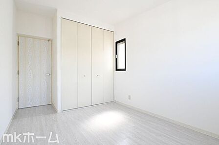 洋室には収納もしっかり完備されており、部屋を広々と利用することが可能です!
