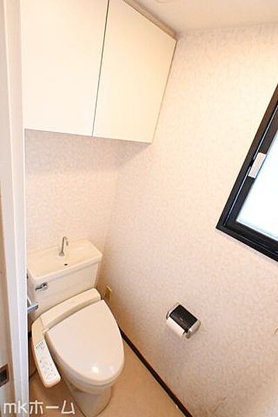 温水洗浄便座付きのトイレです！もちろん窓もあり換気もしっかり出来ます！