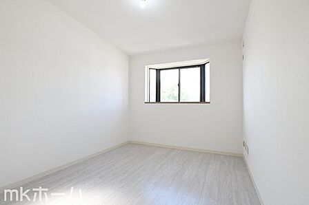窓からの優しい光がお部屋に差し込みます!収納も豊富に用意されており生活しやすい空間です!