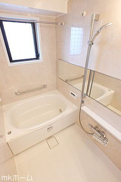 足を延ばし入浴できる大きな浴槽は一日の疲れを癒してくれる空間です！癒しのひと時をお過ごしください！