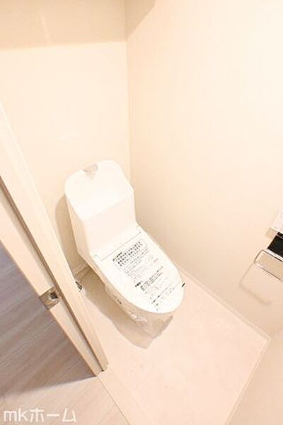 温水洗浄便座付きのトイレです！設備は新品に交換済みですので気持ちよくお住まい頂けます！