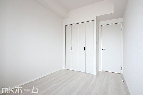 洋室には収納もしっかり完備されており、部屋を広々と利用することが可能です！