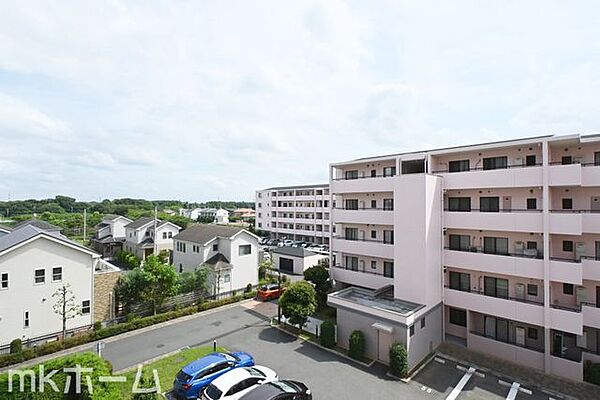 抜けるような眺望はマンションならではですね！4階のお部屋ですので陽当たりも良好です！