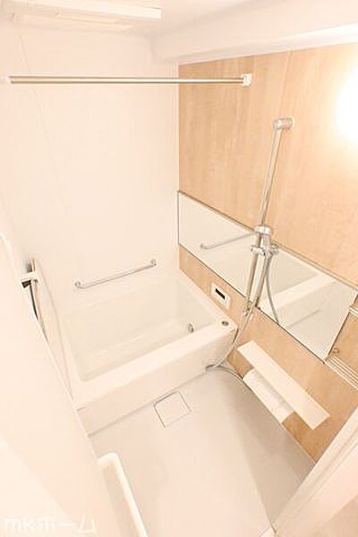 足を延ばし入浴できる大きな浴槽は一日の疲れを癒してくれる空間です！癒しのひと時をお過ごしください！