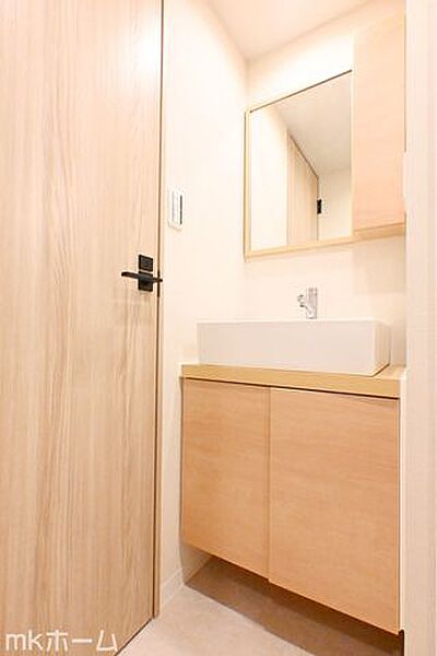 大きな鏡と洗面台が付いた洗面化粧台は収納も豊富！買い置きした日用品などまとめて収納する事が出来ます！