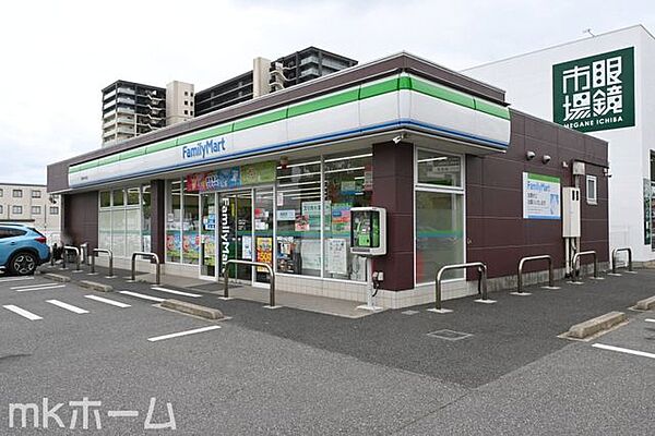 ファミリーマート印西中央北店 徒歩11分。 830m