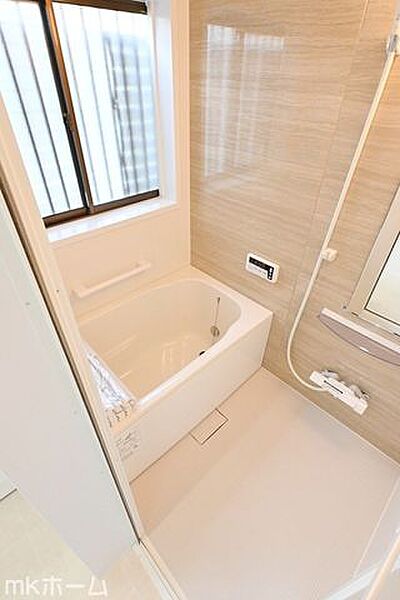 足を延ばし入浴できる大きな浴槽は一日の疲れを癒してくれる空間です！癒しのひと時をお過ごしください！