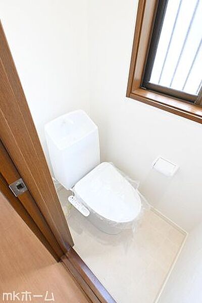 温水洗浄便座付きのトイレです！設備は新品に交換済みですので気持ちよくお住まい頂けます！