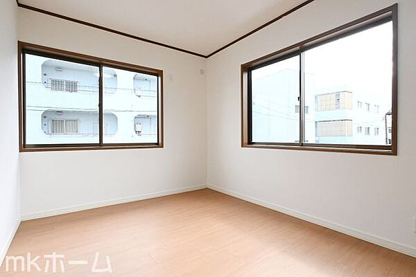 シンプルな洋室はおしゃれで居心地の良い空間です！二面採光で柔らかい陽の光が差し込みます！