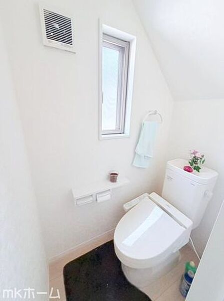 温水洗浄便座付きのトイレです！もちろん窓もあり換気もしっかり出来ます！