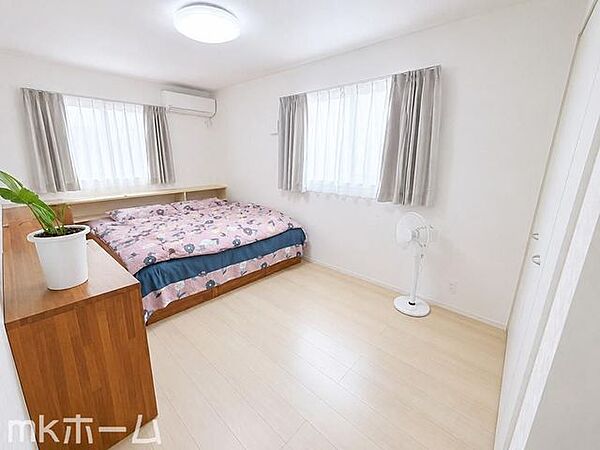 シンプルな洋室はおしゃれで居心地の良い空間です！二面採光で柔らかい陽の光が差し込みます！
