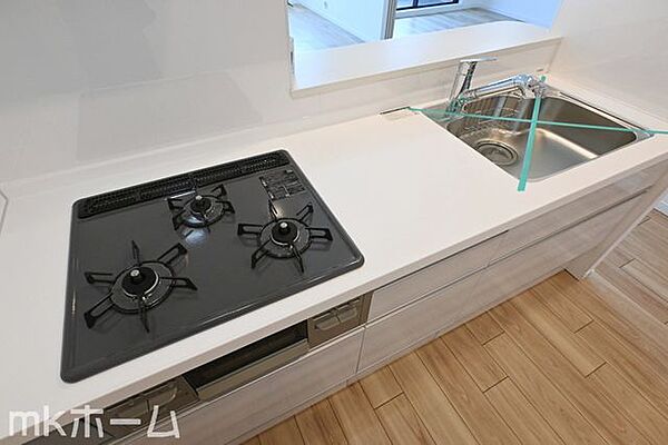 使い勝手の良いシステムキッチンを採用！作業スペースも広めにとられておりご家族でお料理が楽しめます！