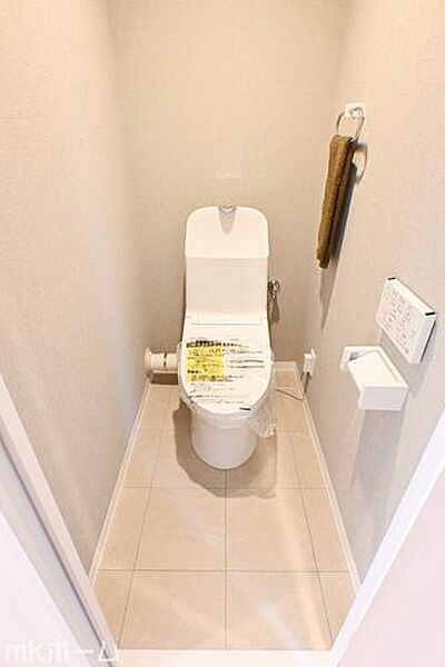 温水洗浄便座付きのトイレです！設備は新品に交換済みですので気持ちよくお住まい頂けます！