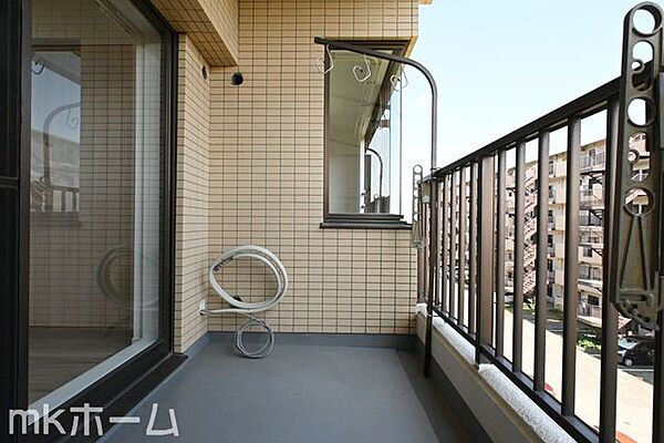 バルコニーは陽当たりとともに風通しも良く洗濯物もよく乾きます！