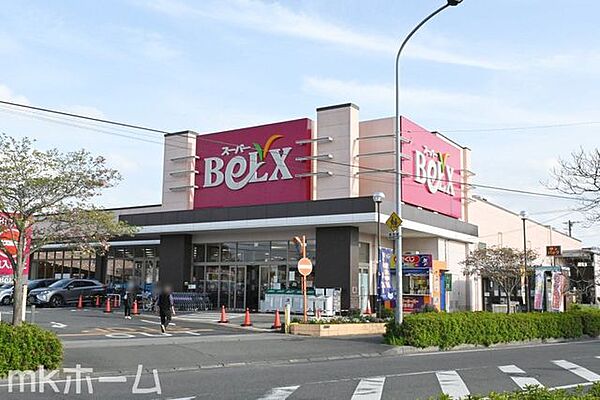 ベルクス五香店 徒歩12分。 930m