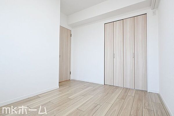 洋室には収納もしっかり完備されており、部屋を広々と利用することが可能なです！