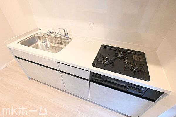 使い勝手の良いシステムキッチンを採用！作業スペースも広めにとられておりご家族でお料理が楽しめます！