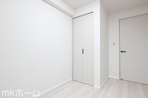 洋室には収納もしっかり完備されており、部屋を広々と利用することが可能なです！