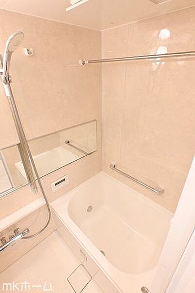 足を延ばし入浴できる大きな浴槽は一日の疲れを癒してくれる空間です！癒しのひと時をお過ごしください！