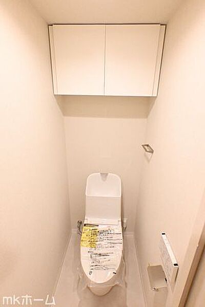 温水洗浄便座付きのトイレです！設備は新品に交換済みですので気持ちよくお住まい頂けます！
