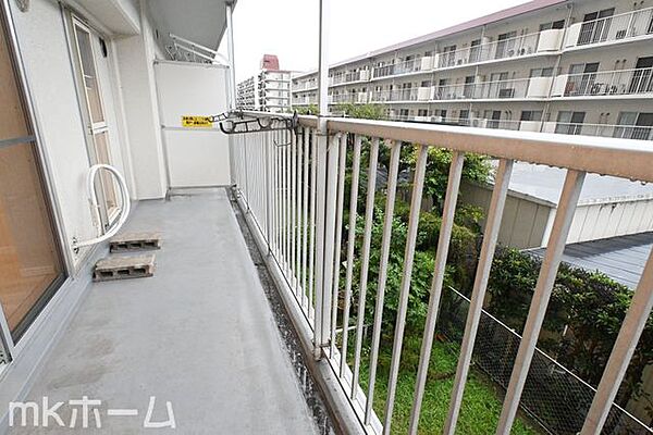 バルコニーは陽当たりとともに風通しも良く洗濯物もよく乾きます！