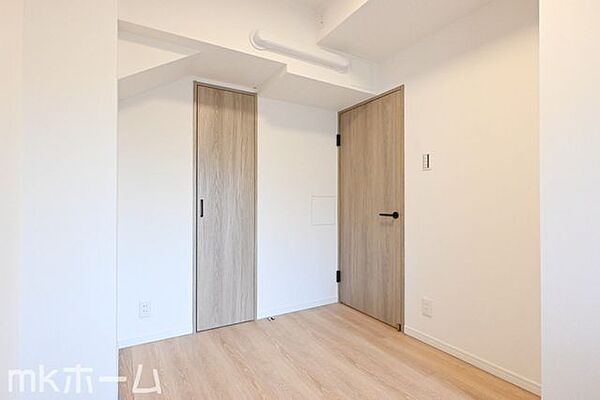 洋室には収納もしっかり完備されており、部屋を広々と利用することが可能なです！