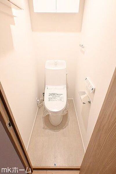 温水洗浄便座付きのトイレです！設備は新品に交換済みですので気持ちよくお住まい頂けます！