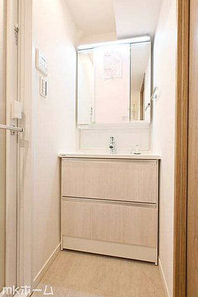 大きな鏡と洗面台が付いた洗面化粧台は収納も豊富！買い置きした日用品などまとめて収納する事が出来ます！
