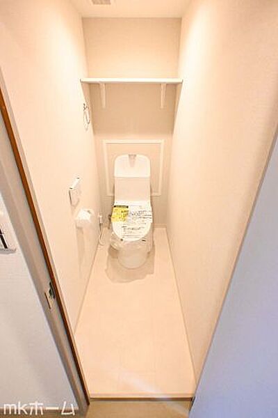 温水洗浄便座付きのトイレです！設備は新品に交換済みですので気持ちよくお住まい頂けます！