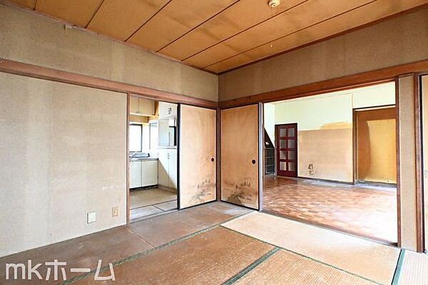 リビング横の和室は多目的に利用可能な空間です！お子様の遊び場、また客間として多彩にご利用頂けます！