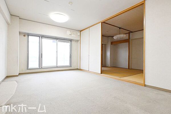 光あふれる開放的なリビングは自然と家族が集まる空間！家族団らんの時間を優しく見守るお住まいです！