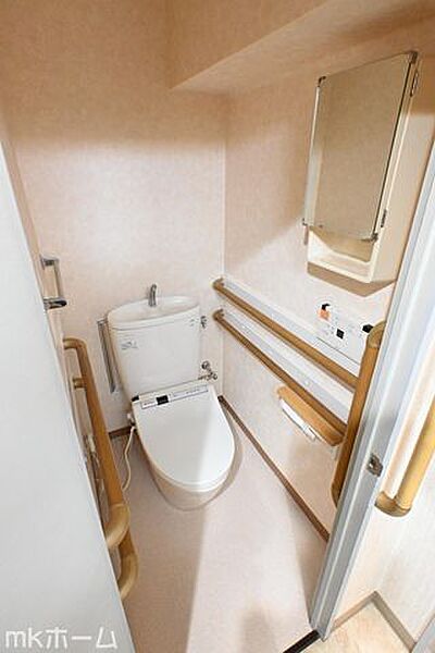 温水洗浄便座付きのトイレです！設置された小物入れはトイレットペーパーやお掃除用具の収納にも便利！
