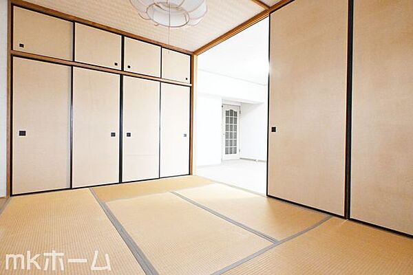 リビング横にはあると落ち着く和室があります！押入収納付きですのでお布団類なども無理なく収納できます！