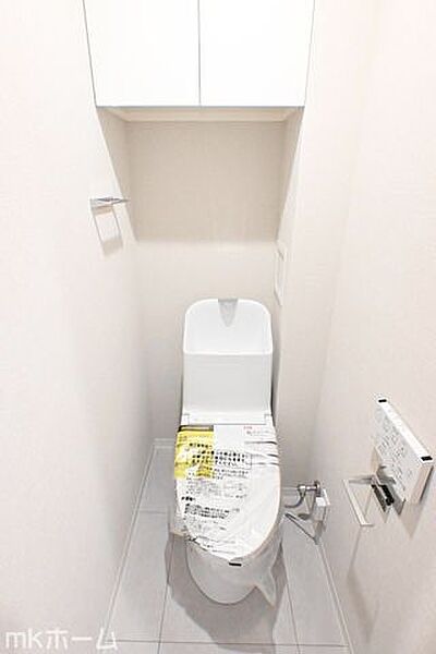 温水洗浄便座付きのトイレです！設置された小物入れはトイレットペーパーやお掃除用具の収納にも便利！