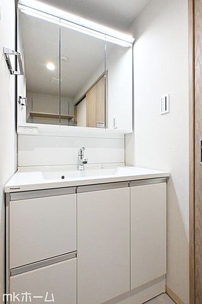 三面鏡が付いた洗面化粧台は収納も豊富！散らかりがちな洗面スペースの小物は全て鏡の裏に収納可能です！