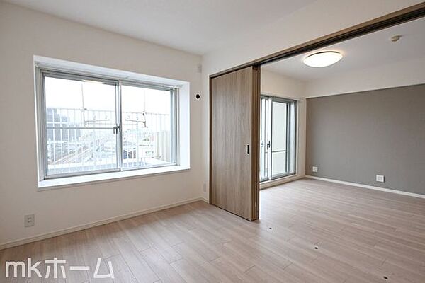 窓からの優しい光がお部屋に差し込みます！