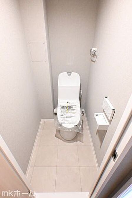 温水洗浄便座付きのトイレです!設備は新品に交換済みですので気持ちよくお住まい頂けます!