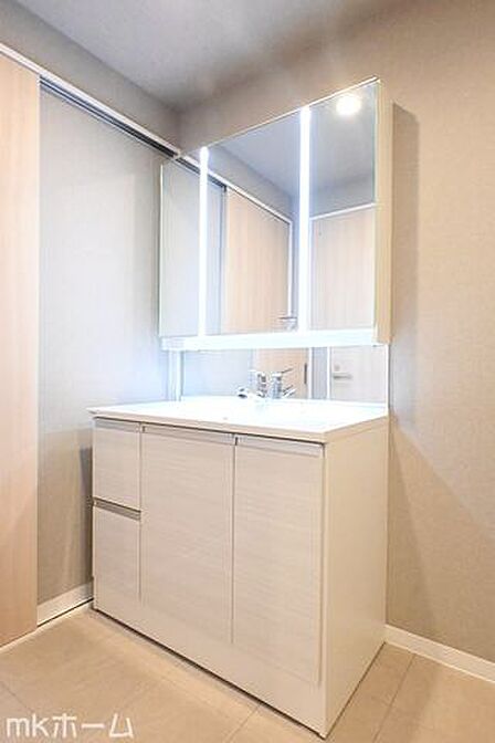 三面鏡が付いた洗面化粧台は収納も豊富!散らかりがちな洗面スペースの小物は全て鏡の裏に収納可能です!