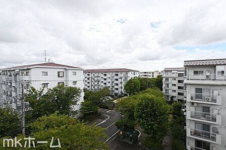 抜けるような眺望はマンションならではですね!5階のお部屋ですので陽当たりも良好です!
