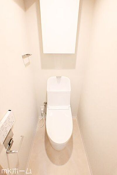 温水洗浄便座付きのトイレです！設備は新品に交換済みですので気持ちよくお住まい頂けます！